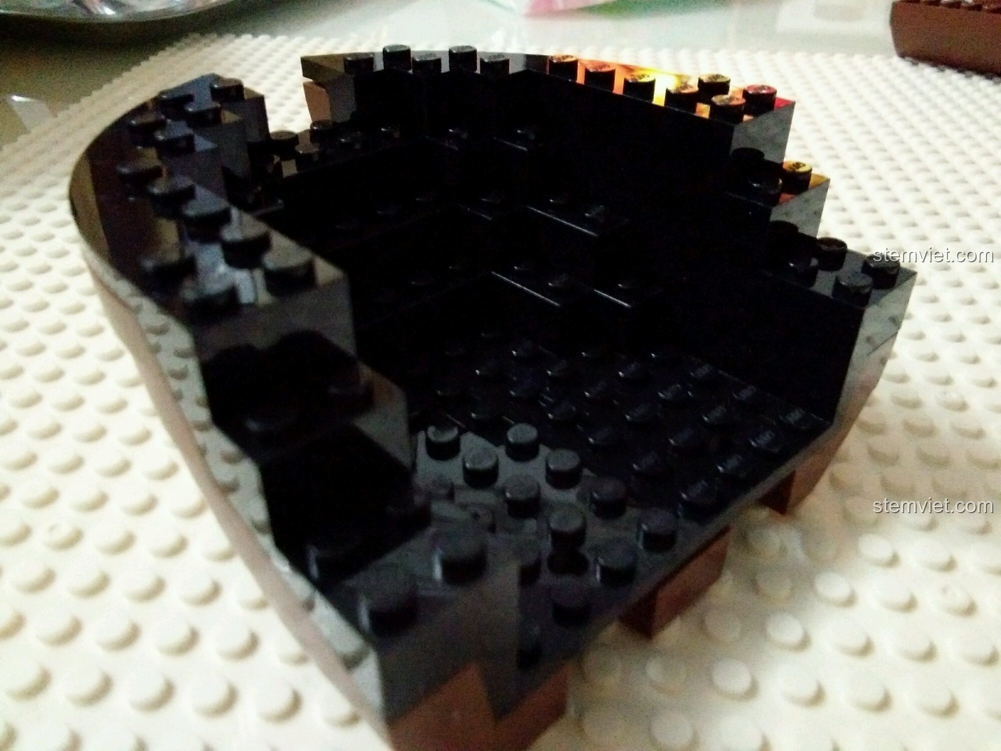 Dụng cụ gỡ gạch màu xanh trong suốt đi kèm trong bộ GUDI 9115, một công cụ hữu ích.