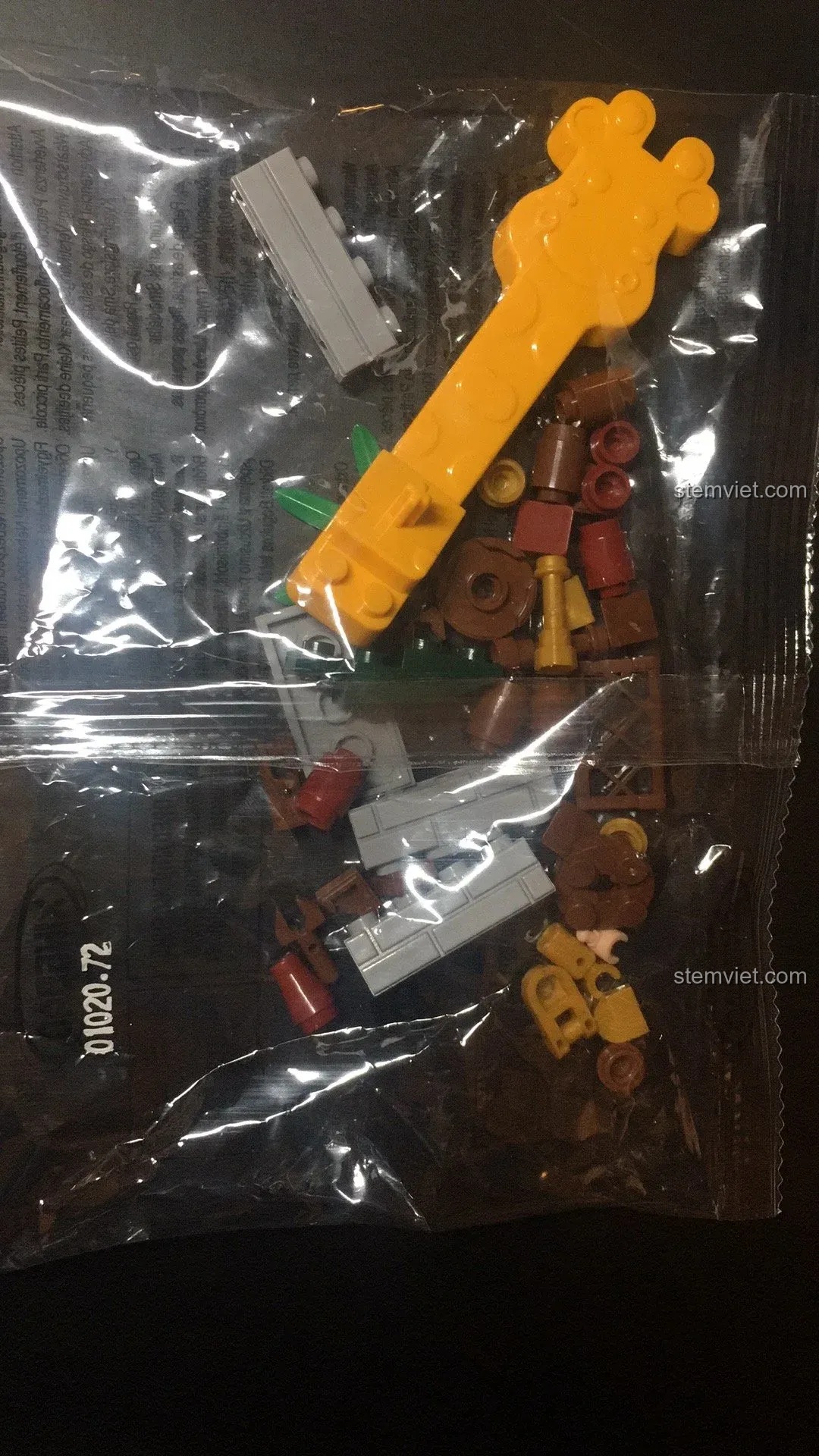 Dụng cụ gỡ mảnh ghép hình hươu cao cổ màu vàng độc đáo đi kèm trong bộ XINGBAO Đại Hí Viện.