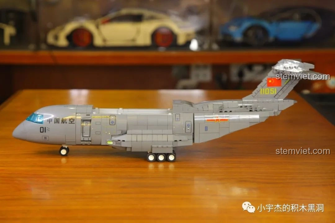 Cận cảnh phần đuôi máy bay vận tải quân sự Vận-20 SEMBO 202130 sau khi dán sticker