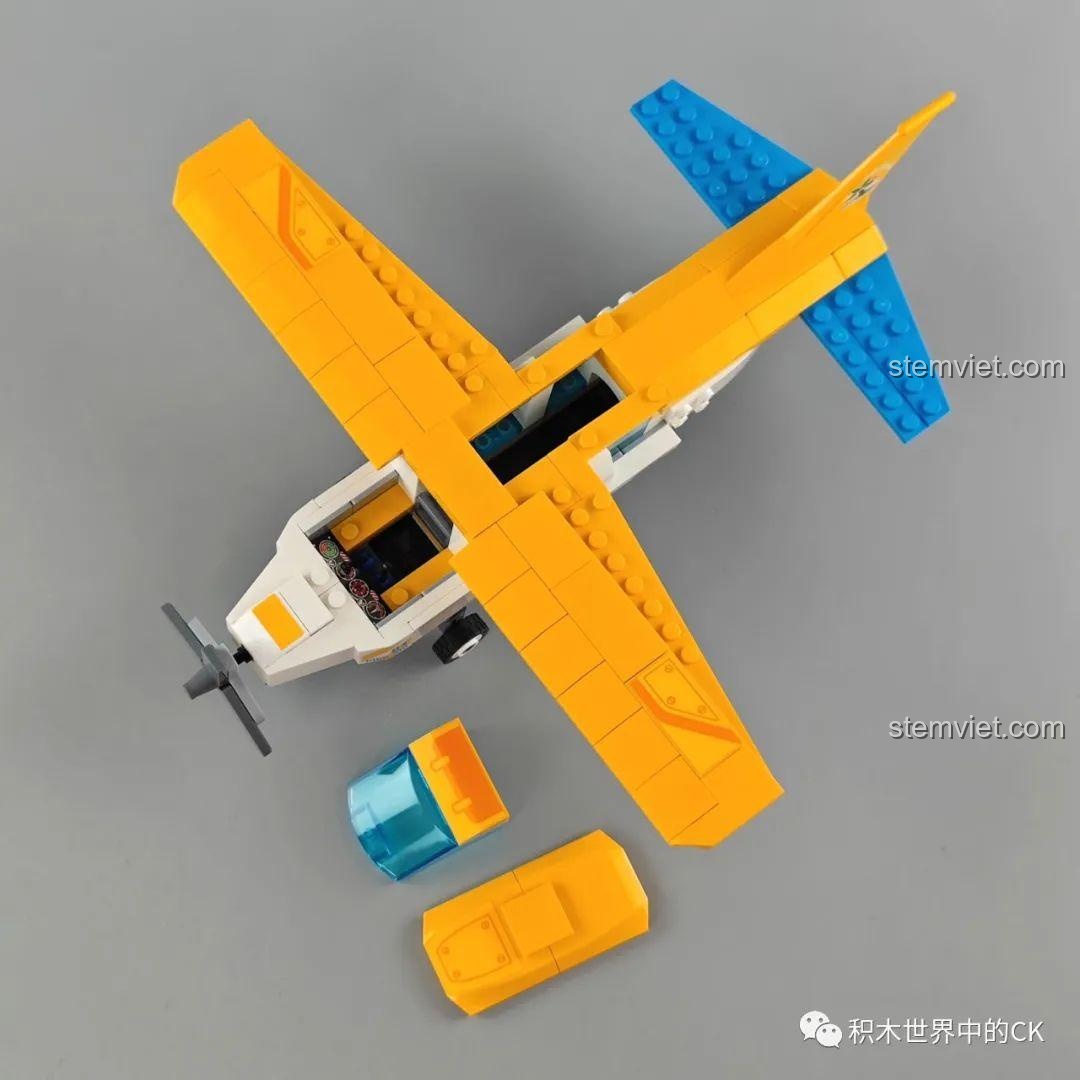 Cận cảnh đuôi máy bay tham quan Yakai GUDI 10501, với sticker hình cây dừa và chữ