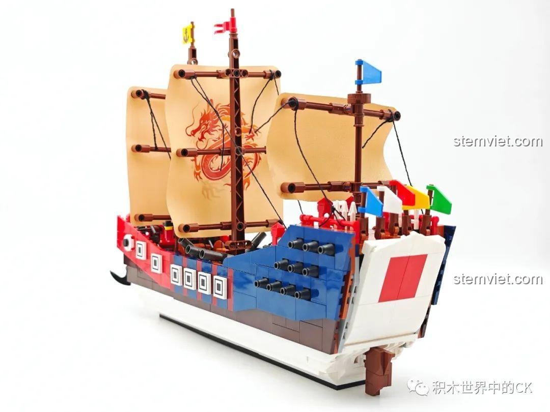 Phần đuôi của bộ lắp ráp Tàu chiến cổ điển Trung Quốc cho trẻ em trên 8 tuổi, với các lá cờ nhiều màu sắc.