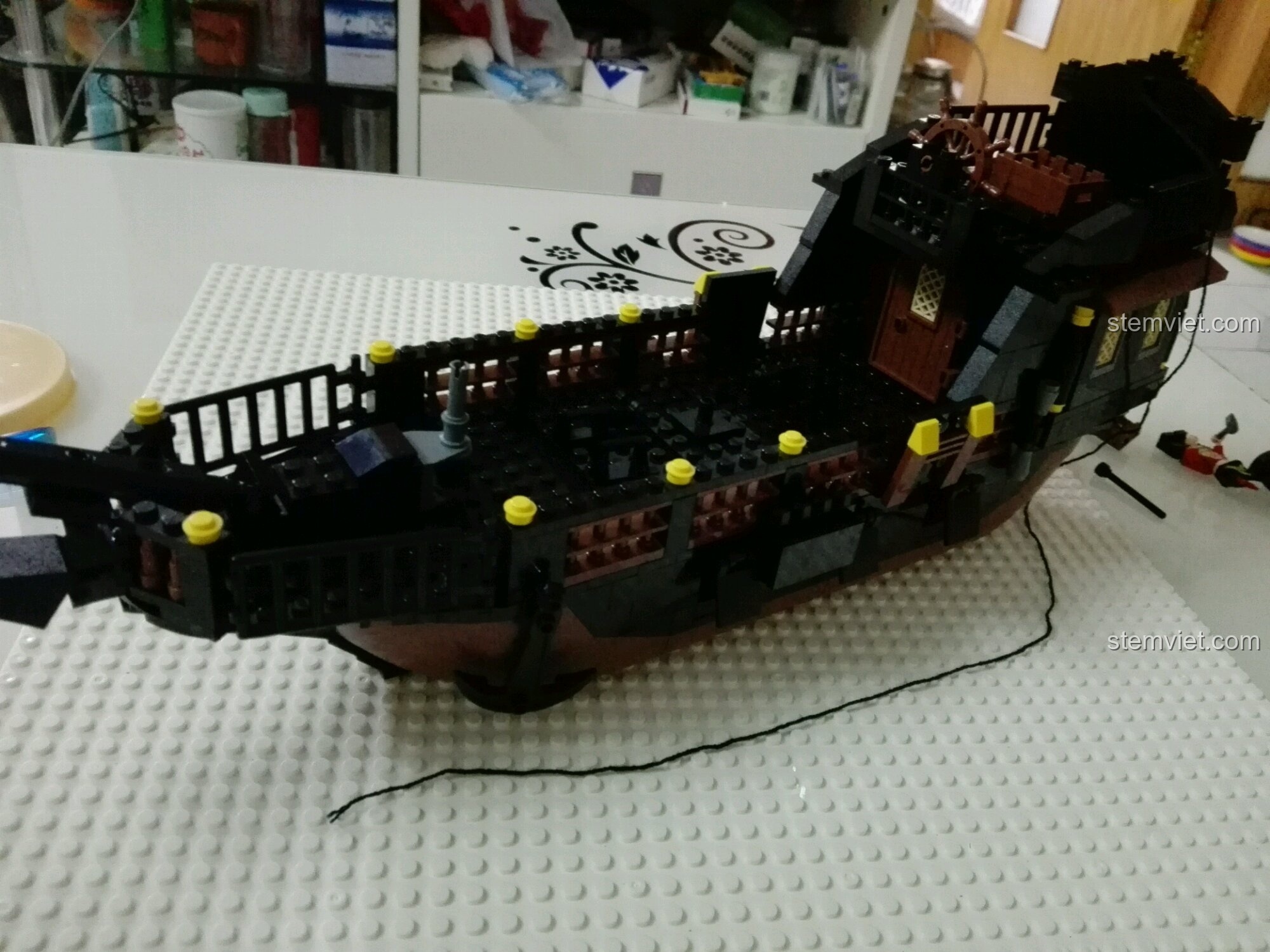 Phần đuôi tàu GUDI 9115 sau bước 5, với cabin và bánh lái đã hoàn thiện.