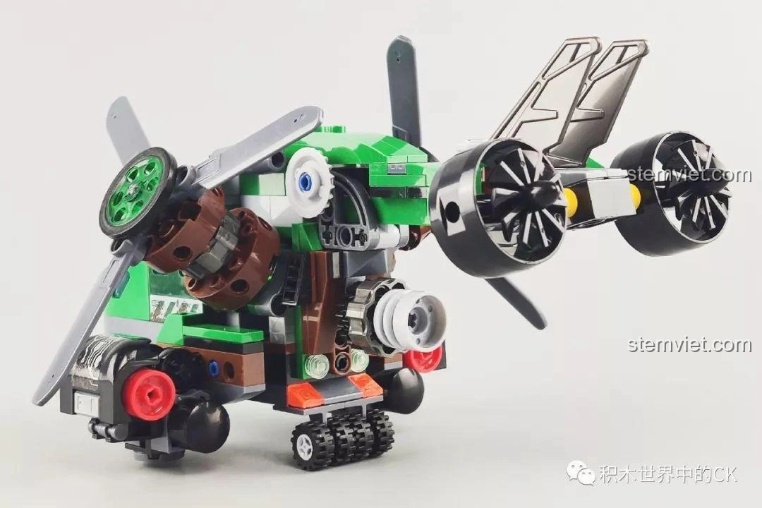 Phần đuôi của mô hình trực thăng Winner 5101, với các động cơ phản lực và cánh đuôi.