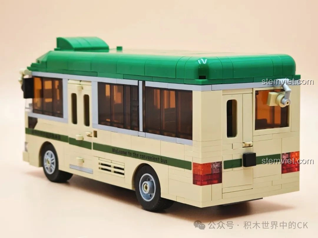 Mô hình ZheGao 991013 Xe Buýt Cổ Điển Hồng Kông nhìn từ góc 3/4 phía sau, với đèn hậu và chi tiết đuôi xe.