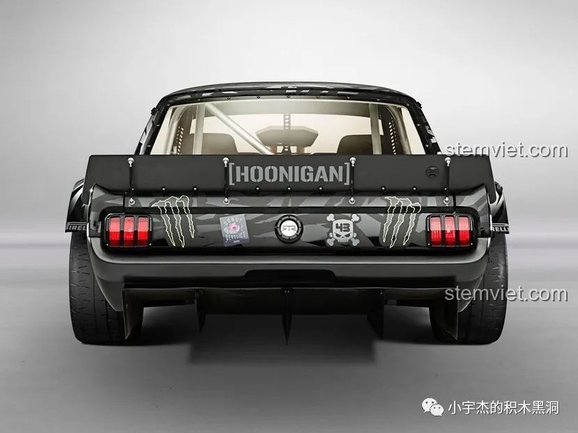 Phần đuôi xe của mô hình Xe của Ken Block 13108 với đèn hậu và cánh gió chi tiết.