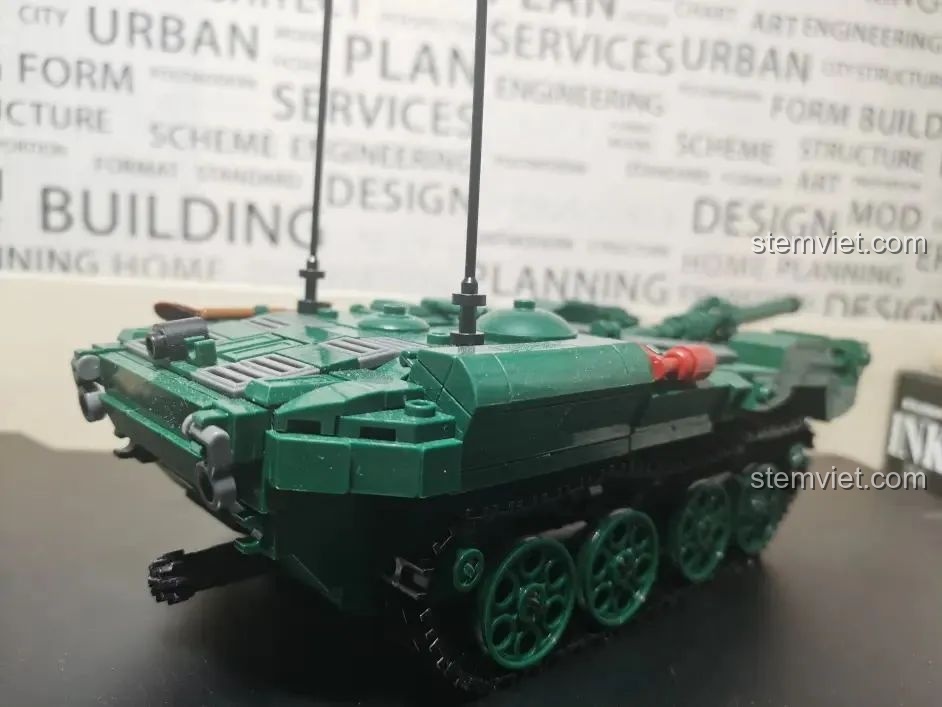 Phần đuôi của bộ đồ chơi Cỗ máy chiến tranh Bắc Âu M38B1010, với hai ăng-ten dài đặc trưng.