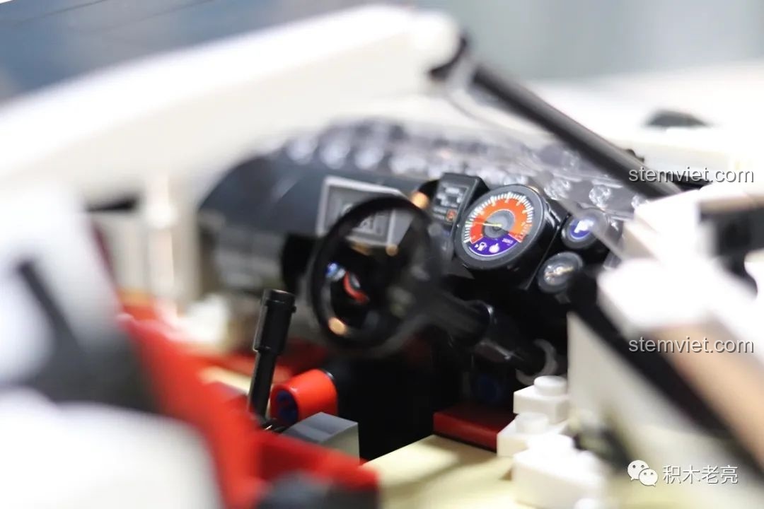 Phần đuôi của mô hình Double Eagle 61020 Nissan GTR R35 phiên bản đua, hiển thị cánh gió lớn và đèn hậu.