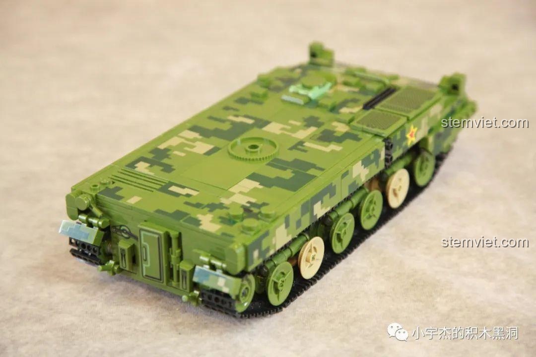 Phần đuôi xe của mô hình Lá chắn thép di động Panlos Brick với các chi tiết cửa và móc.