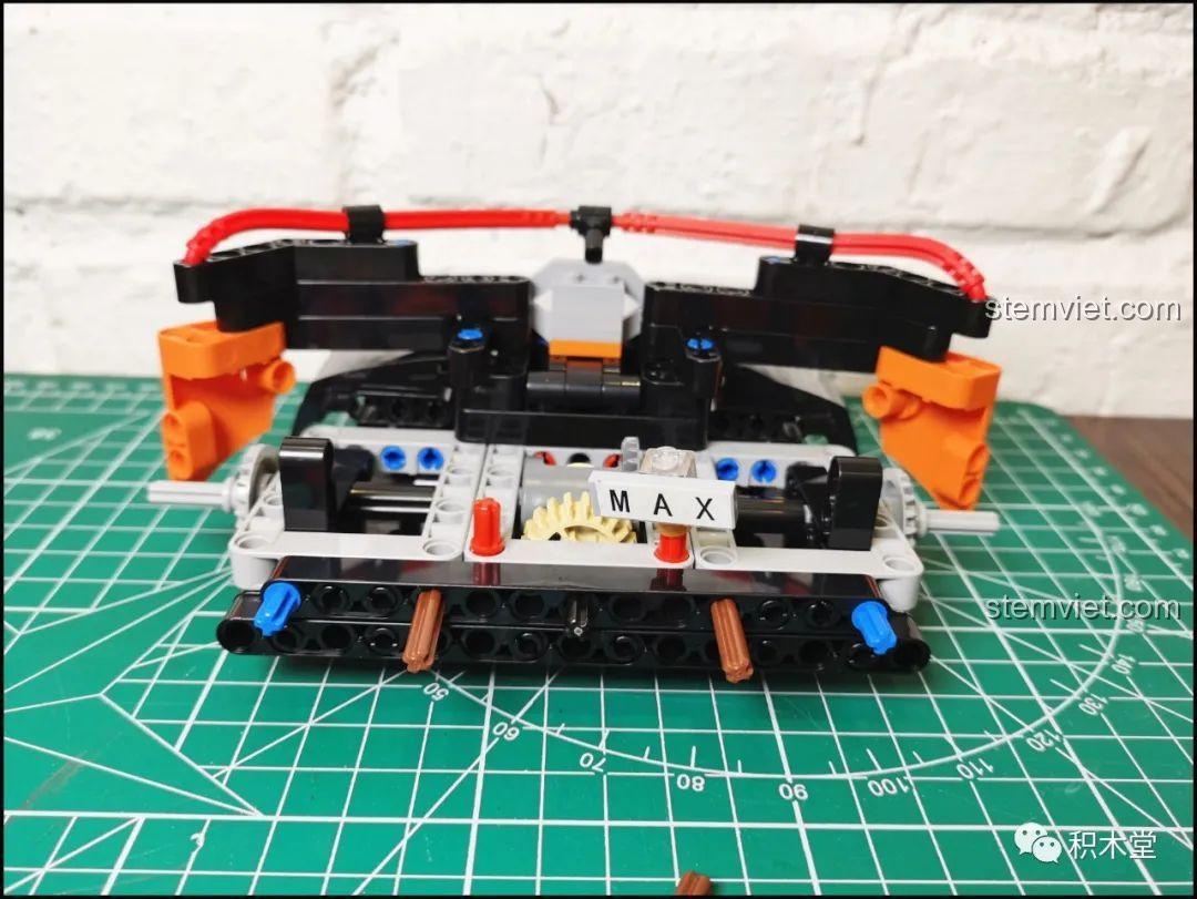 Phần đuôi xe của mô hình Happy Build YC-QC004 McLaren P1 sau khi lắp ráp, cho thấy sự hoàn thiện về cấu trúc và chi tiết.