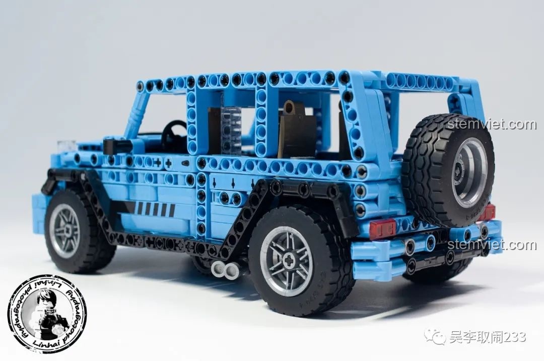 Đuôi xe của mô hình lắp ráp Xe SUV Biến Hình Robot 9119 với lốp dự phòng và đèn hậu chi tiết.