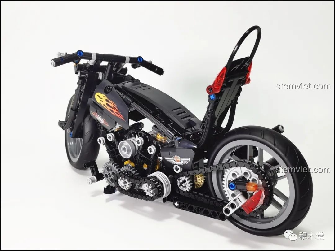 Góc nhìn từ phía sau bên phải của đồ chơi lắp ghép Mô tô Harley Knuckle Chopper Lucky Star.
