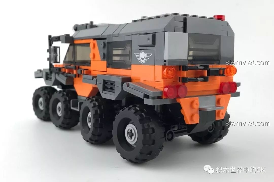 Phần đuôi xe của mô hình Xe tải địa hạng nặng XB03027 với thiết kế cửa sau và đèn hậu.