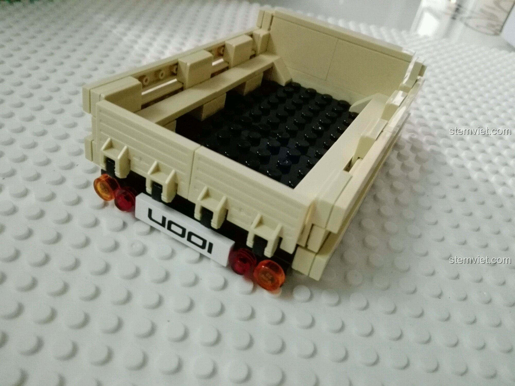 Phần đuôi xe tải Unimog XB-03026 với chi tiết in biển số và đèn hậu, thể hiện sự chi tiết của mô hình.