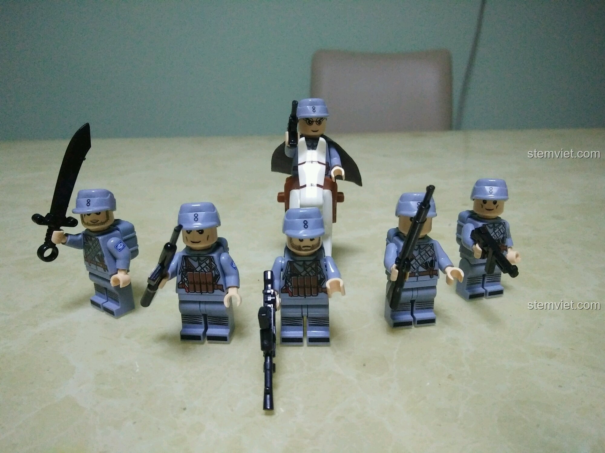 Minifigure Lưu Bá Thừa trong bộ đồ chơi Enlighten 1718 Xe Pháo Tự Hành Quân Sự, đồ chơi mô hình quân sự.