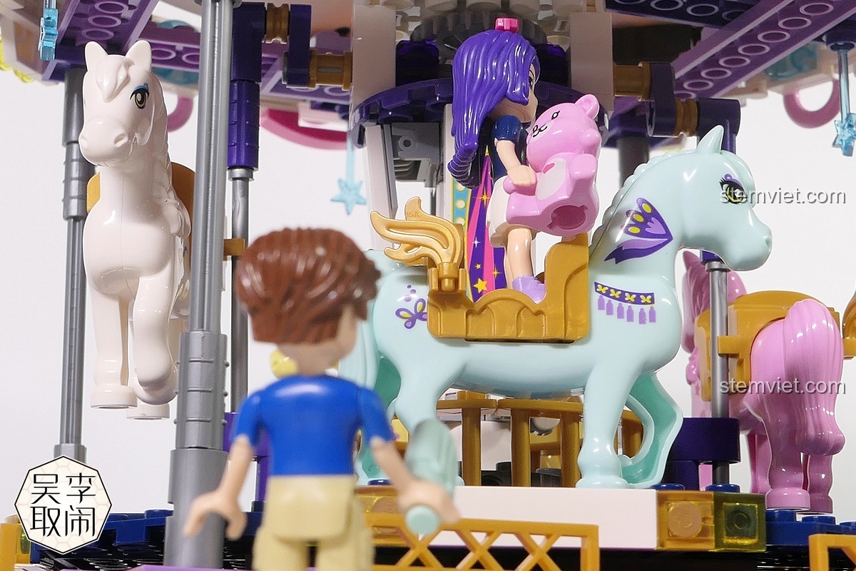 Minifigure Dorothy đang cưỡi ngựa trong bộ đồ chơi Vòng quay ngựa gỗ Enlighten 2016 từ góc khác