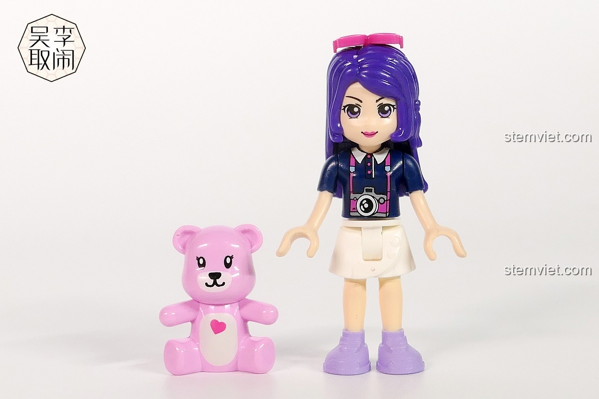 Minifigures của bộ lắp ráp Enlighten 2016 Vòng quay ngựa gỗ nhìn từ cạnh khác