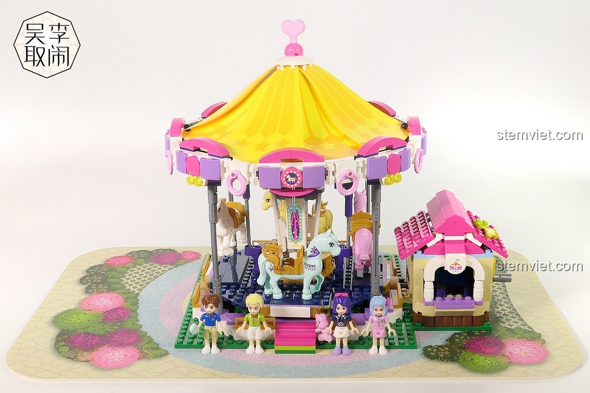 Minifigure Abby tại quầy bán vé và Lambert trong bộ đồ chơi Vòng quay ngựa gỗ Enlighten 2016