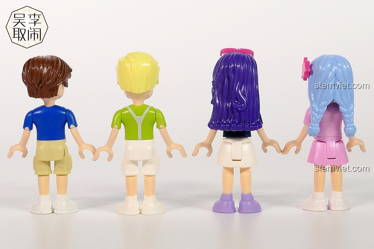 Minifigures của bộ lắp ráp Enlighten 2016 Vòng quay ngựa gỗ nhìn từ bên cạnh