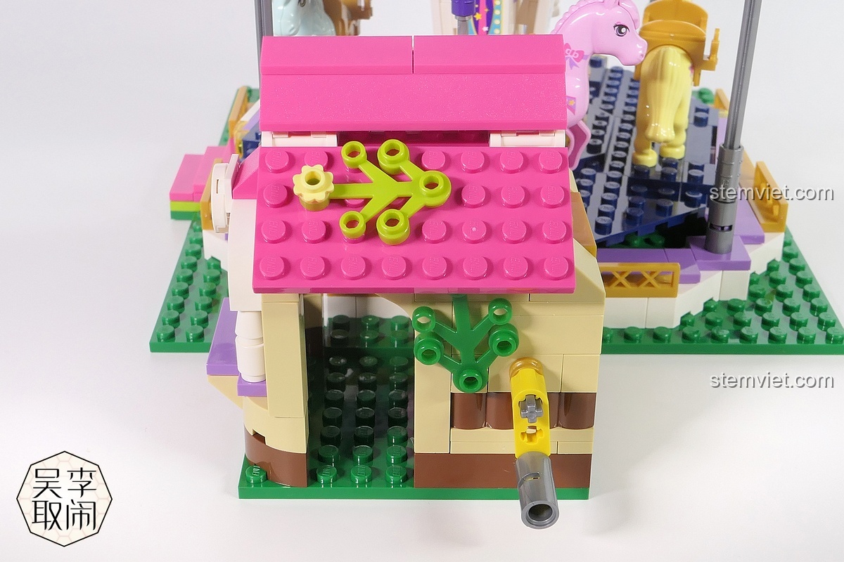 Phần đế vòng quay ngựa gỗ Enlighten 2016 với các chú ngựa đã được đặt vào