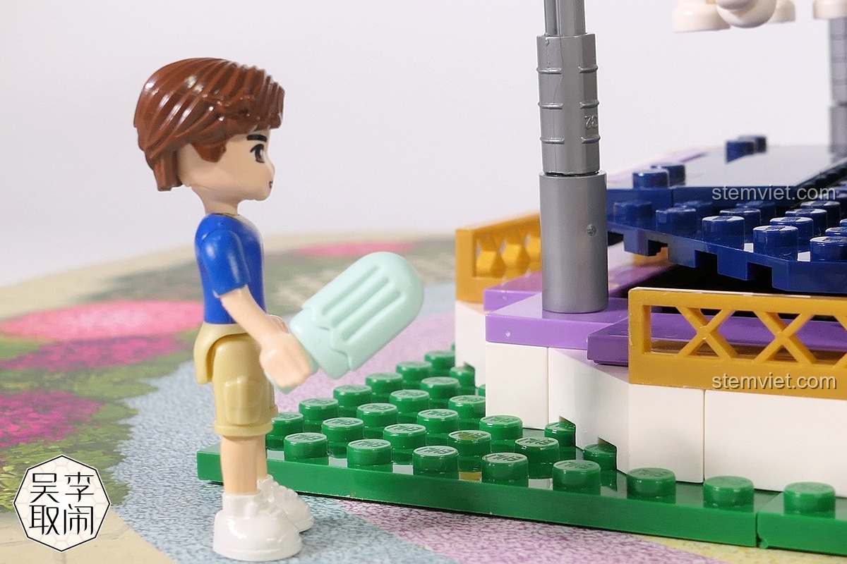 Minifigure quân sự không liên quan đang cưỡi ngựa, không thuộc bộ đồ chơi Vòng quay ngựa gỗ Enlighten 2016