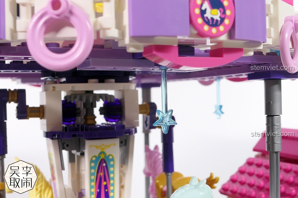 Vòng quay ngựa gỗ Enlighten 2016 đang trong quá trình lắp ráp, có thể xoay được