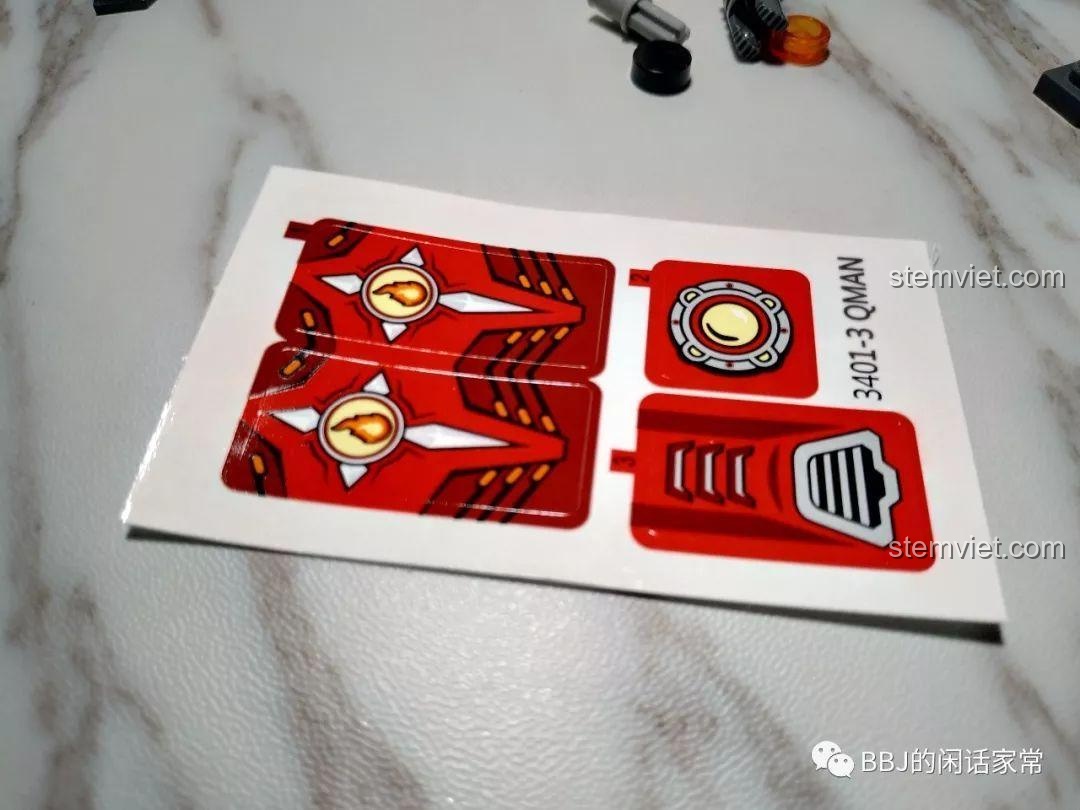 Tấm decal của bộ lắp ráp QMAN 3401-3 Xe Mô Tô Lửa Chiến Đấu, giúp tăng tính thẩm mỹ cho mô hình.
