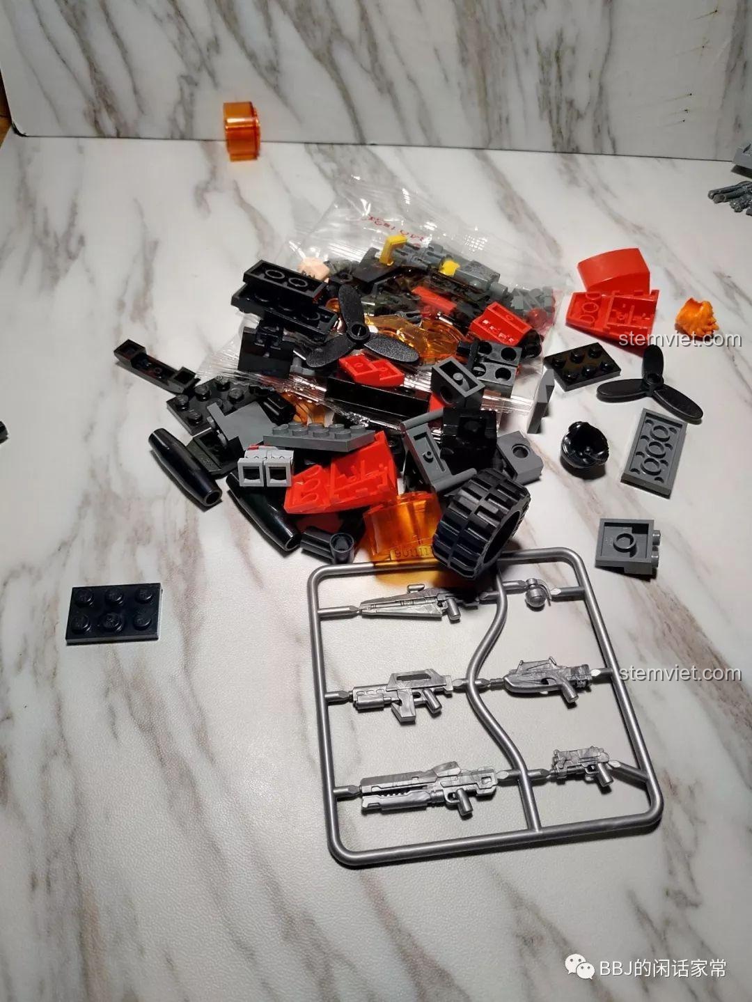 Các mảnh ghép và chi tiết của bộ lắp ráp Enlighten 3401-3 Xe Mô Tô Lửa Chiến Đấu, đồ chơi lắp ghép chất lượng cao cho bé trai.