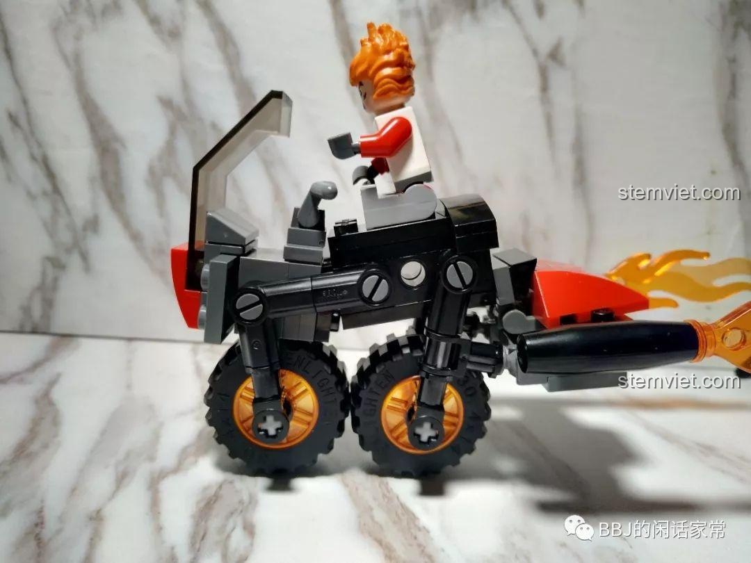 Cấu trúc độc đáo của Mô Hình Xe Mô Tô Lửa Chiến Đấu Enlighten 3401-3, tuy nhiên cần lưu ý về độ chắc chắn của một số mảnh ghép.