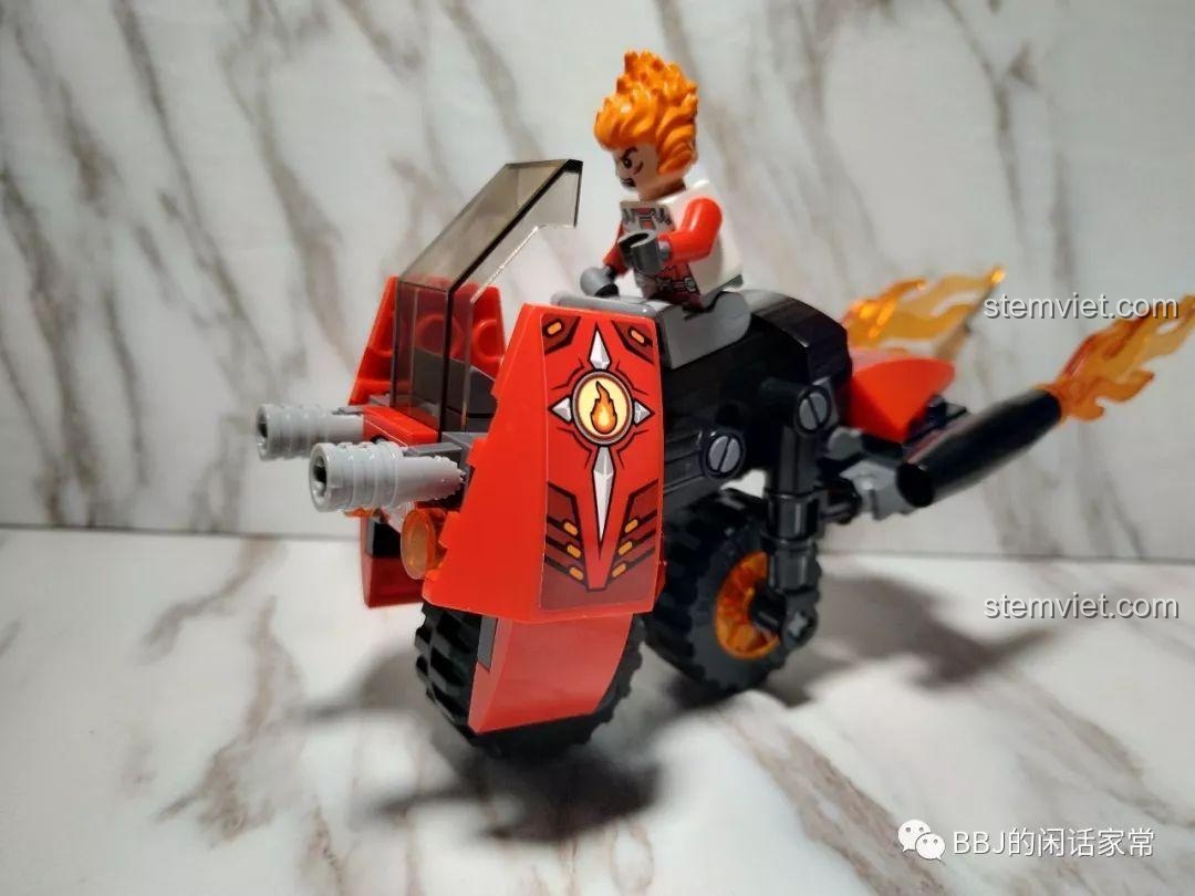 Mô hình Xe Mô Tô Lửa Chiến Đấu Enlighten 3401-3 với góc độ được điều chỉnh, thể hiện tính năng linh hoạt.