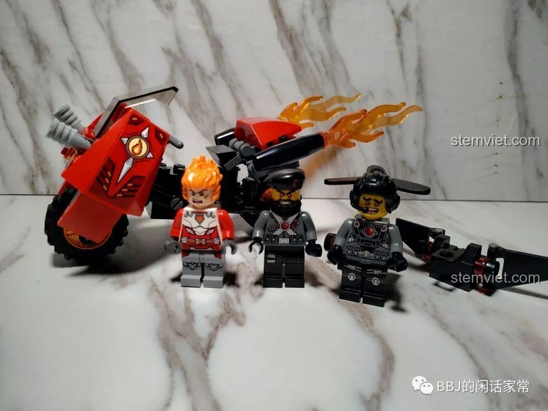 Mô hình Xe Mô Tô Lửa Chiến Đấu Enlighten 3401-3 đã hoàn thiện cùng các nhân vật minifigure, sẵn sàng cho cuộc phiêu lưu.