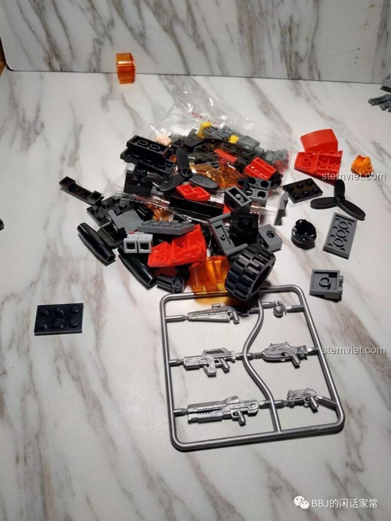 Các mảnh ghép và phụ kiện của bộ lắp ráp Enlighten 3401-3 Mô Tô Lửa Chiến Đấu, sẵn sàng cho trải nghiệm lắp ráp.