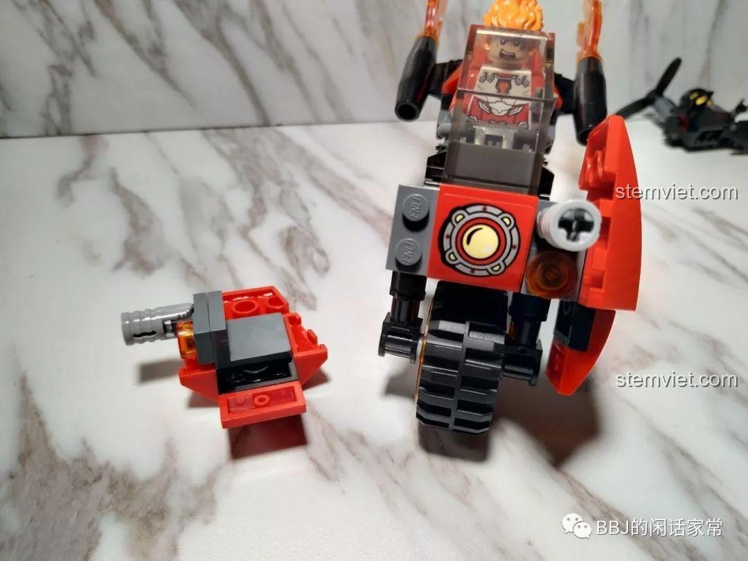 Minh họa các mảnh ghép dễ rời của Mô Hình Xe Mô Tô Lửa Chiến Đấu Enlighten 3401-3, cần cải thiện độ khít.