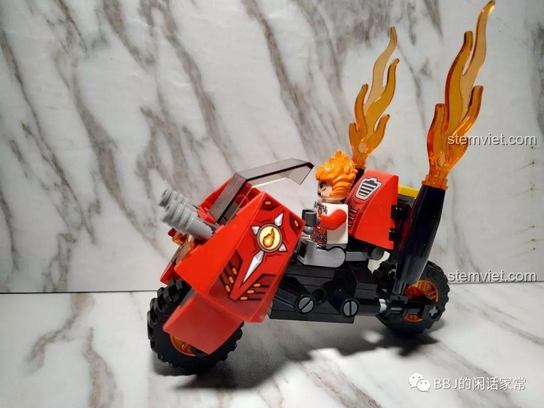 Góc nhìn bên hông của Mô Hình Xe Mô Tô Lửa Chiến Đấu Enlighten 3401-3 với minifigure, thể hiện sự linh hoạt.