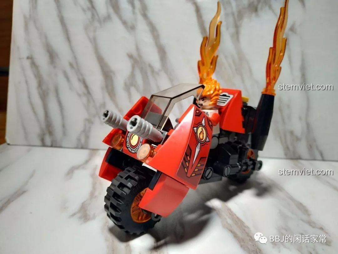 Minifigure ngồi trên Mô Hình Xe Mô Tô Lửa Chiến Đấu Enlighten 3401-3, thể hiện sự ăn khớp và tính tương tác của bộ đồ chơi.