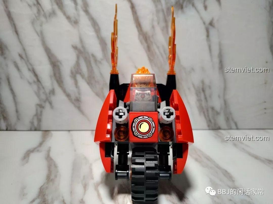 Góc nhìn trực diện từ phía trước của Mô Hình Xe Mô Tô Lửa Chiến Đấu Enlighten 3401-3, thể hiện sự hầm hố và vũ khí.