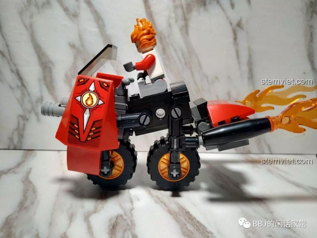 Minifigure chiến binh ngồi trên bộ lắp ráp Enlighten 3401-3 Xe Mô Tô Lửa Chiến Đấu, sẵn sàng cho cuộc chiến.