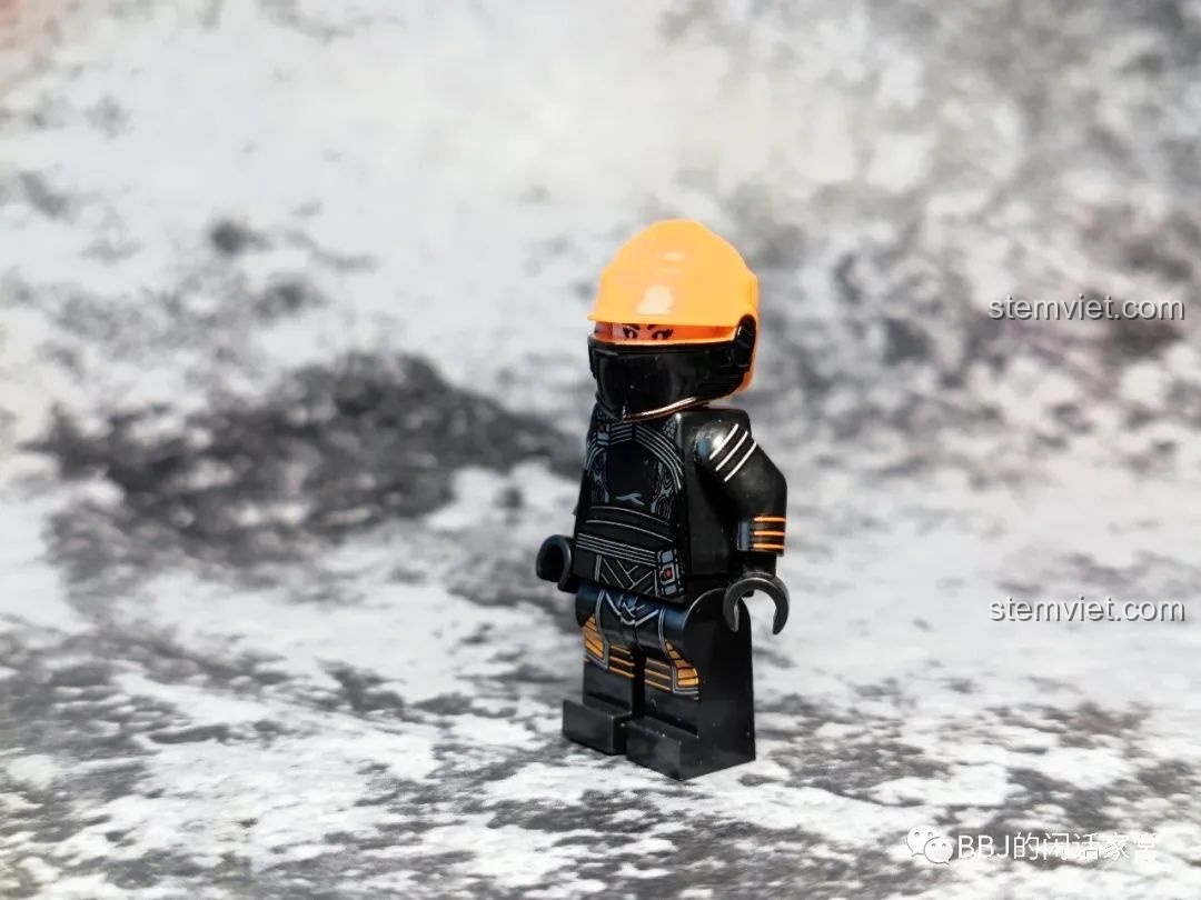 Mặt sau của minifigure Fennec Shand KORUIT KT1052 Star Wars, cho thấy chi tiết in ấn.