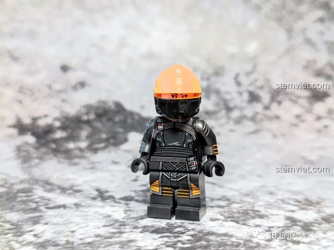 Minifigure Fennec Shand KORUIT KT1052 Star Wars nhìn nghiêng, thể hiện chi tiết mũ và trang phục.