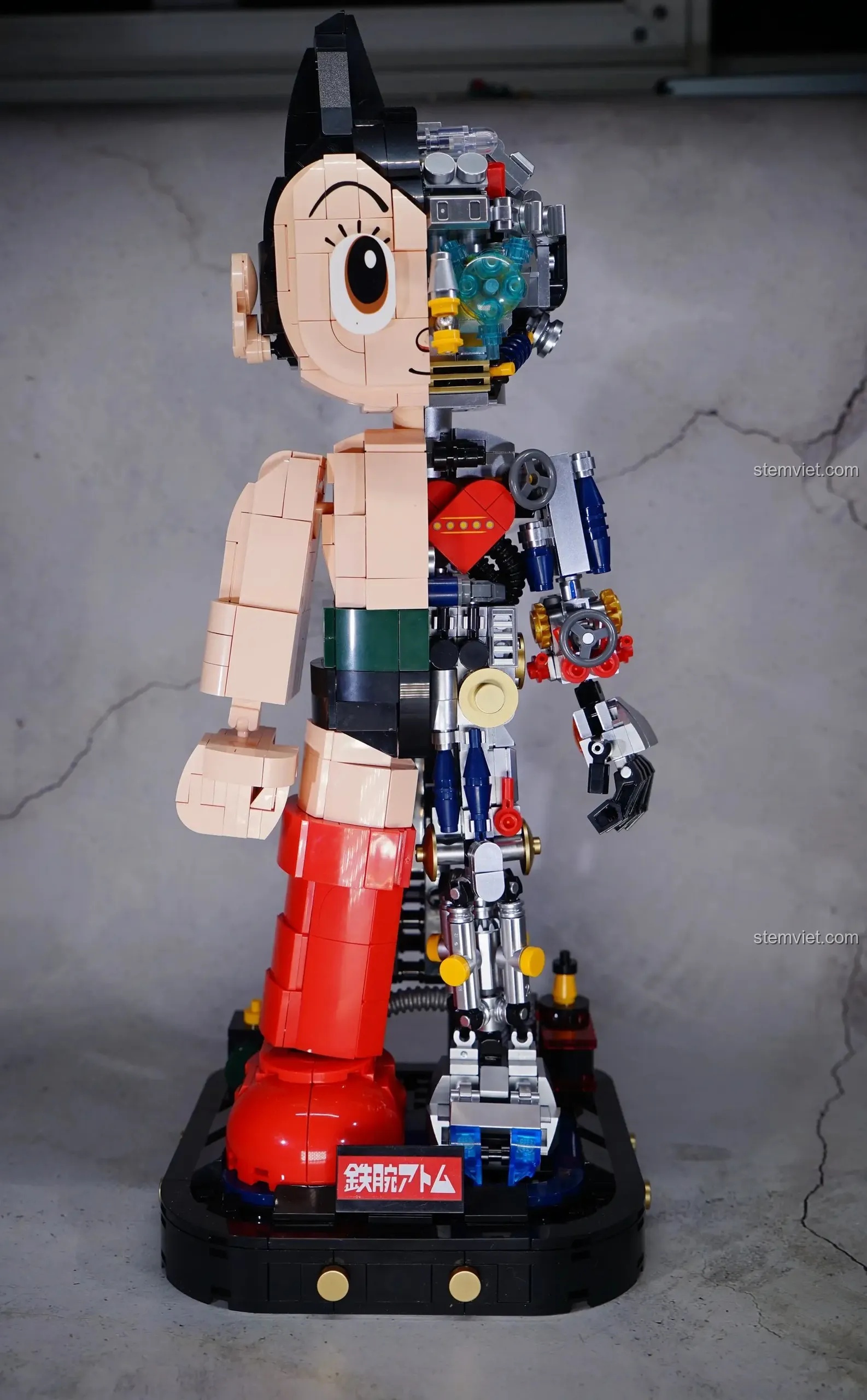 Mô hình Tượng Astro Boy 86203 hoàn chỉnh được đặt trên đế trưng bày, một figure giá hời cho người hâm mộ.