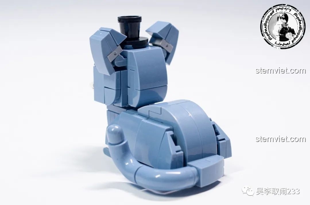 Ba mô hình lắp ráp chó cưng Forange Block FC8283 tạo dáng trên nền cỏ xanh, khung cảnh đáng yêu.