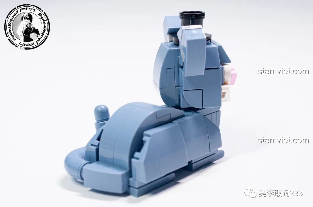 Ba mô hình lắp ráp chó cưng Forange Block FC8283 tạo dáng trên nền cỏ xanh, khung cảnh đáng yêu.