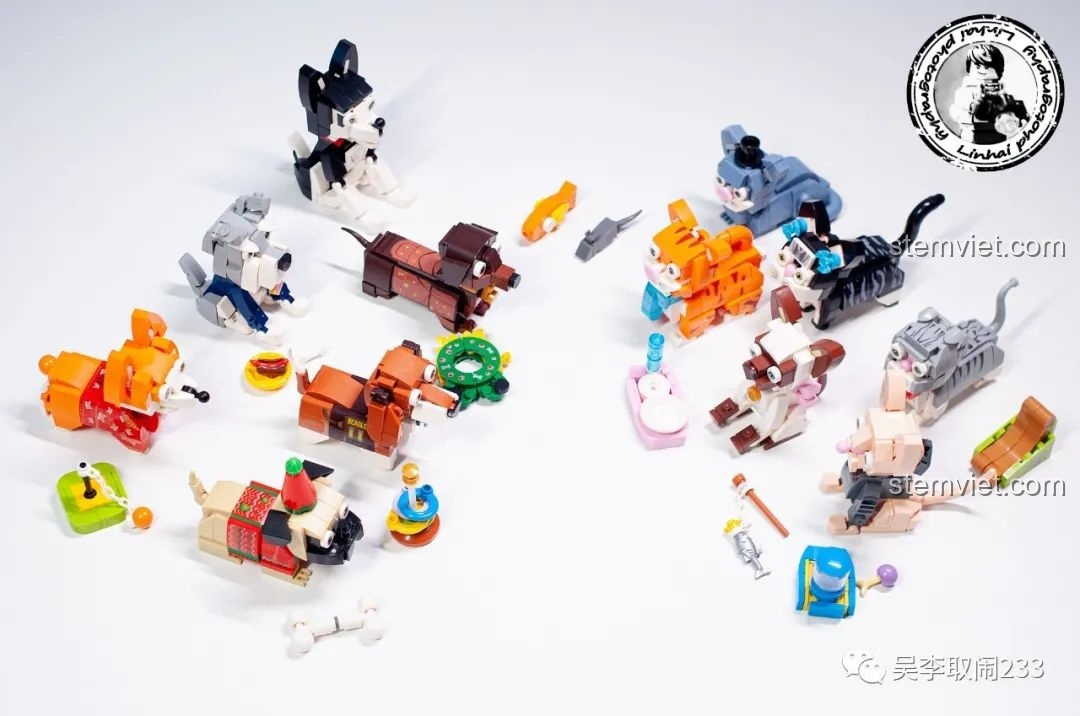 Ba mô hình lắp ráp chó cưng Forange Block FC8283 tạo dáng trên nền cỏ xanh, khung cảnh đáng yêu.