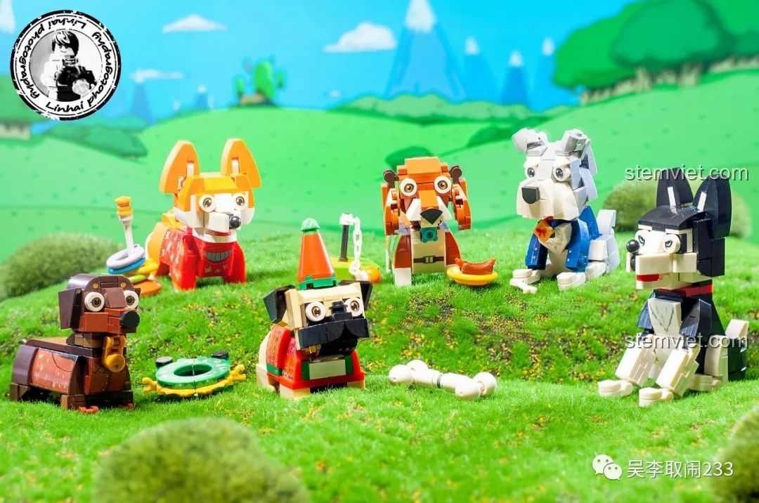 Ba mô hình lắp ráp chó cưng Forange Block FC8283 tạo dáng trên nền cỏ xanh, khung cảnh đáng yêu.