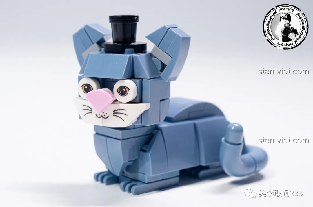 Ba mô hình lắp ráp mèo cưng Forange Block FC8283 tạo dáng trên nền cỏ xanh, khung cảnh đáng yêu.