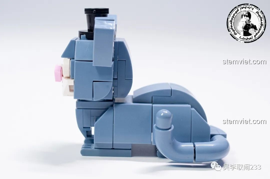 Ba mô hình lắp ráp mèo cưng Forange Block FC8283 tạo dáng trên nền cỏ xanh, khung cảnh đáng yêu.