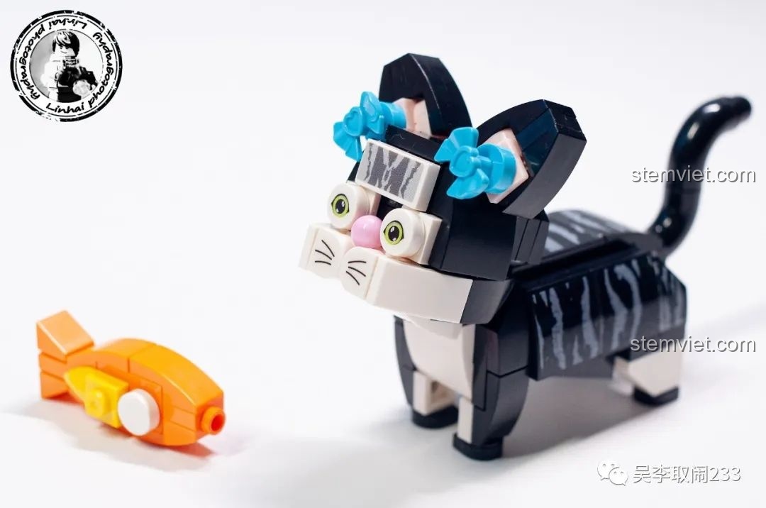 Ba mô hình lắp ráp mèo cưng Forange Block FC8283 tạo dáng trên nền cỏ xanh, khung cảnh đáng yêu.