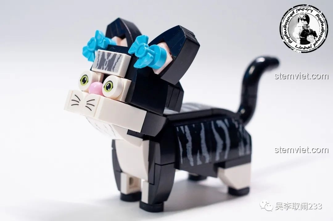 Ba mô hình lắp ráp mèo cưng Forange Block FC8283 tạo dáng trên nền cỏ xanh, khung cảnh đáng yêu.