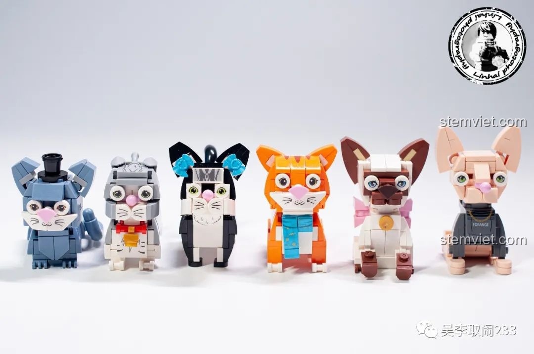 Ba mô hình lắp ráp mèo cưng Forange Block FC8283 tạo dáng trên nền cỏ xanh, khung cảnh đáng yêu.