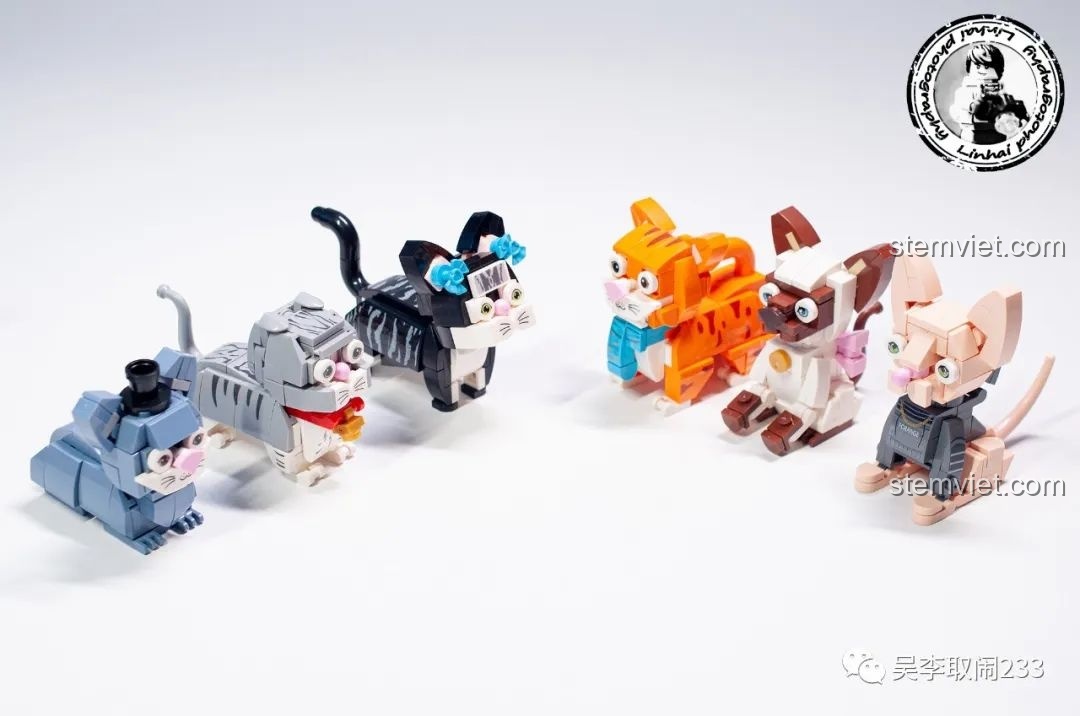 Ba mô hình lắp ráp mèo cưng Forange Block FC8283 tạo dáng trên nền cỏ xanh, khung cảnh đáng yêu.