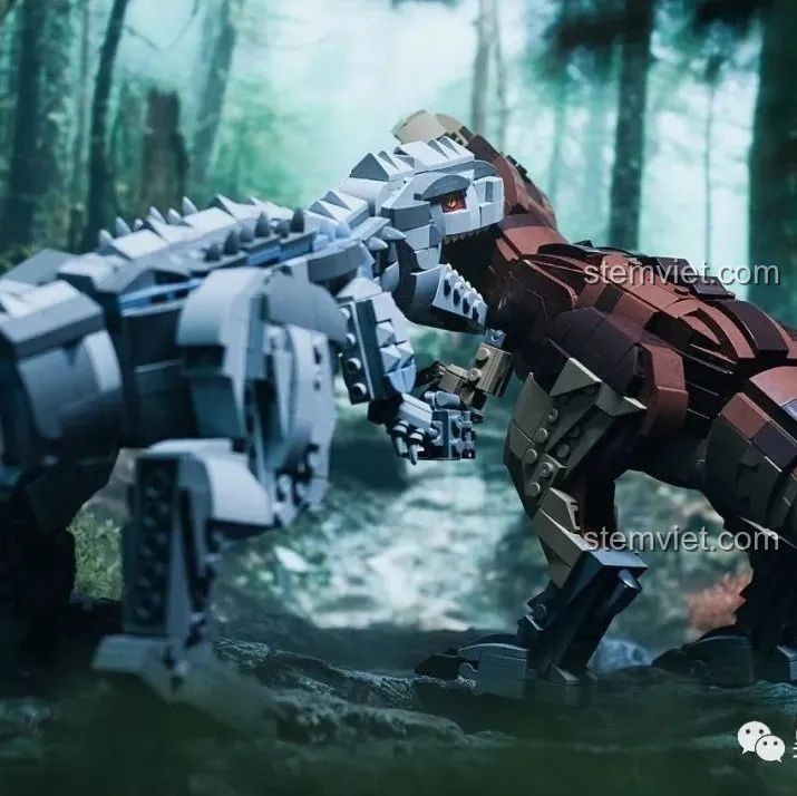 Ba mô hình lắp ráp mèo cưng Forange Block FC8283 tạo dáng trên nền cỏ xanh, khung cảnh đáng yêu.